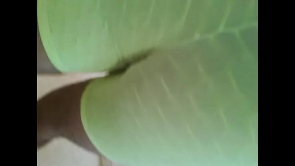 tirando o shortinho suplex e mostrando calcinha fio dental 