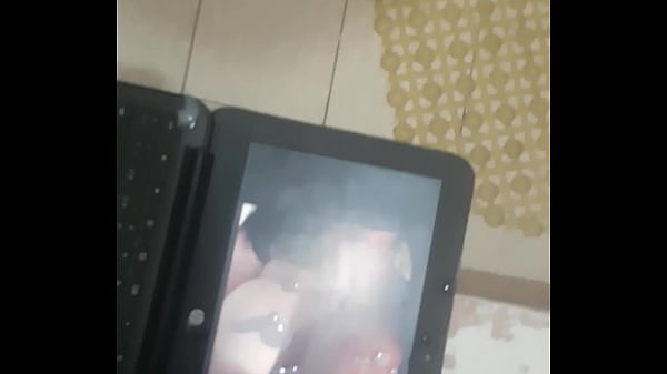 Ech&aacute;ndole Leche A Foto De Una Tetona thumbnail