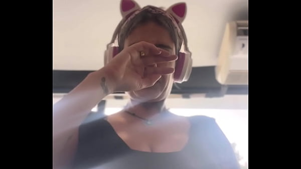 Play MP4 - Treinando na academia suei muito q chega sentei e tirei meus peitos pra respirar tanto suor &excl;