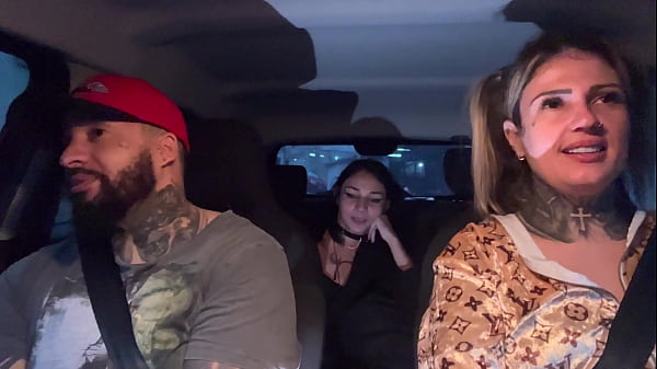 Play MP4 - Motorista de aplicativo pega uma passageira que acabou de completar a maior idade 18 anos novinha &excl; N&atilde;o aguentou teu deu um presente chupando os peitos durinho e pequenos at&eacute; gozar no banco