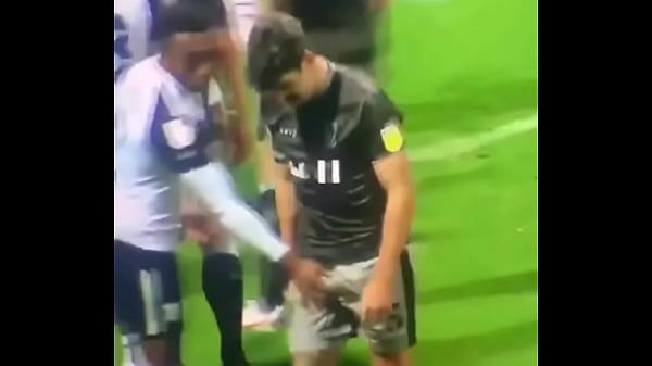 Enchendo A M&atilde;o O Volume Do Cal&ccedil;&atilde;o Do Jogador thumbnail