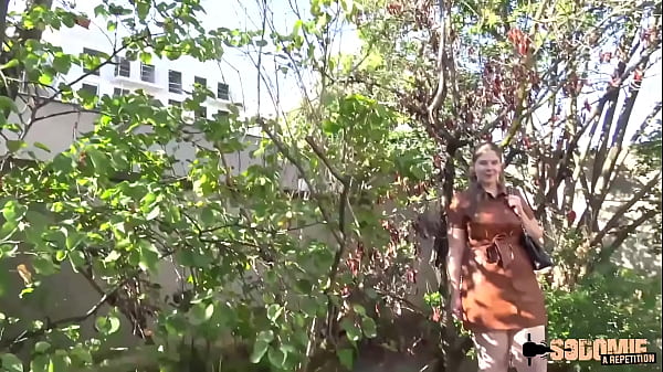 Alice milf_aux gros_seins baise avec deux hommes