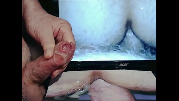 von zwei Schw&auml;nzen gefickt bis zum Abspritzen 