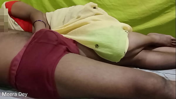 आधी रात_को मीरा भाभीअपने सोए_हुए पति को उठा कर गांड़ मरवाने लगी