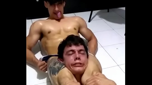 Play MP4 - handsome boy headscissors