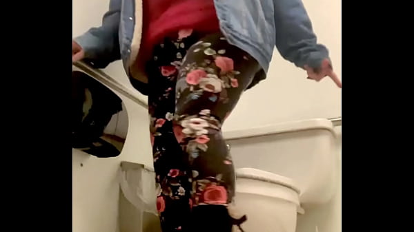 Thick Pawg Horny Peeing In Toilets thumbnail