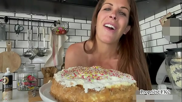 Play MP4 - Aujourd'hui c'est mon anniversaire et je compte bien le f&ecirc;ter dignement&period; Merci &period;&period;&period;