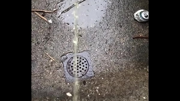 Play MP4 - Pissing in the outside drain