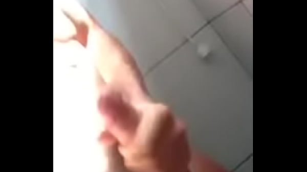Amigo foi ao banheiro bater uma pra mim 