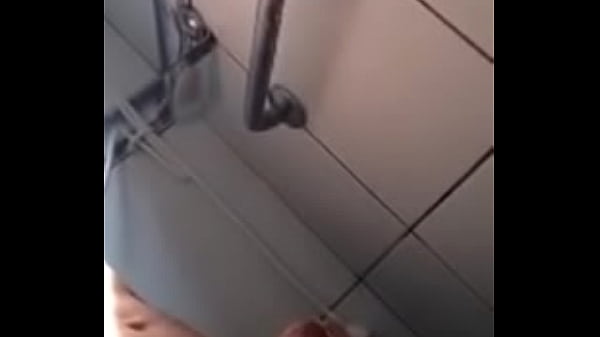 Amigo foi ao banheiro bater uma pra mim