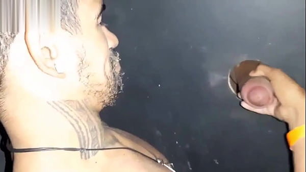 YURI GA&Uacute;CHO - AMIGOS CHUPANDO MEU PAU NA CABINE ER&Oacute;TICA 