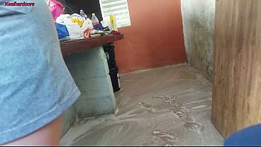 minha esposa saiu e a empregada baixinha gostosa pegou meu pau e colocou dentro dela na &aacute;rea de casa 