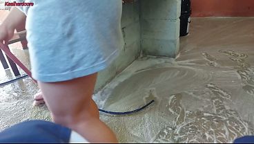 Play MP4 - minha esposa saiu e a empregada baixinha gostosa pegou meu pau e colocou dentro dela na &aacute;rea de casa