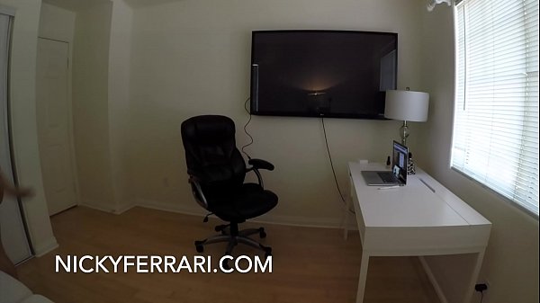 Nicky Ferrari Tengo que trabajar desde la casadebido a la cuarentena.