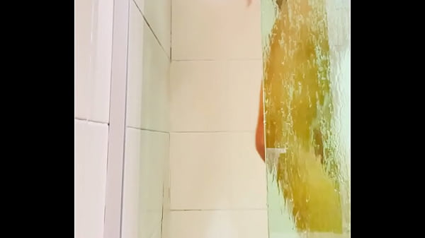 Colocaram uma c&acirc;mera escondida no banheiro 