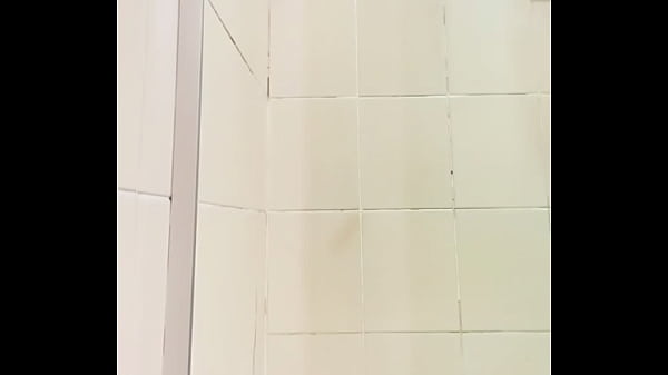 Nonton Colocaram Uma C&acirc;mera Escondida No Banheiro thumbnail