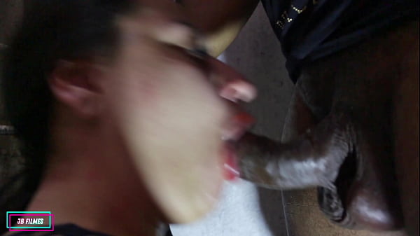 COMI UMA SAFADA NO POR&Atilde;O ABANDONADO 