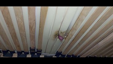 masturbare cu gaura  saltelei si ejaculare sperma sub pat 