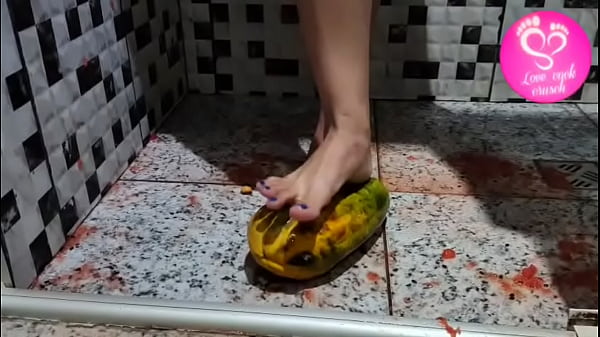 Amassando mam&otilde;es com os p&eacute;s 