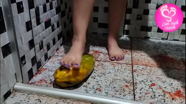 Amassando mam&otilde;es com os p&eacute;s 