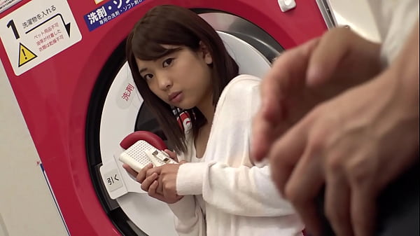 「誰も来ないでくれ&hellip;」ビクビクしながらコインランドリーで見知らぬ美女と濃厚ファック！【パート1】 thumbnail