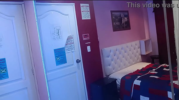 Me encuentro a_una venezolana fuera de_un mall_y decidefollarme a cambio de comida