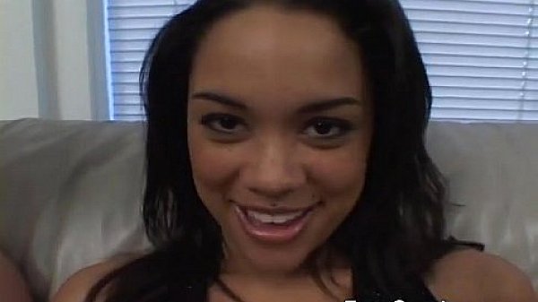 Hottie shows off her foot fetish skills 