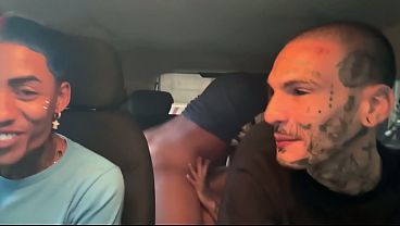 Quem &eacute; Que N&atilde;o Gosta De Fazer Um Sexo Gostoso No Carro Ainda Mais Entre Amigos thumbnail