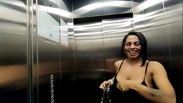 Play MP4 - Vagabunda fitness vai &agrave; academia sem calcinha e se apega ao pessoal