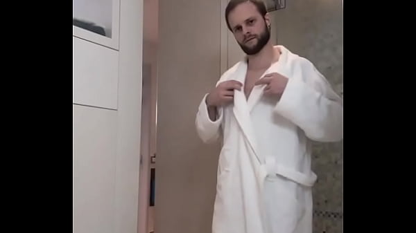 R&eacute;veil en douceur ou tu veux que je te mette au d&eacute;fi de me rejoindre sous cette robe de chambre rien &agrave; c 