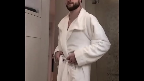Nonton R&eacute;veil En Douceur... Ou Tu Veux Que Je Te Mette Au D&eacute;fi De Me Rejoindre Sous Cette Robe De Chambre ? Rien &agrave; C... thumbnail