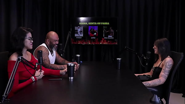 Morena gostosa fica de 4 em cima da mesa para mostrar sua bunda depois de falar que transou perto da m&atilde;e, e em quem senta... - Jordanna Gomes (Japa Joh) (WATCH ON: SHEER/RED) 