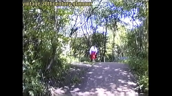 Nonton Banker Mrs Hogben Pisses In Her Knickers thumbnail