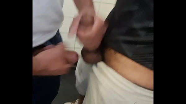 Casado Flertando Comigo No Banheiro, Enfiou Dedo Em Meu Cu E Me Fez Gozar Falando Putarias No Ouvido. thumbnail