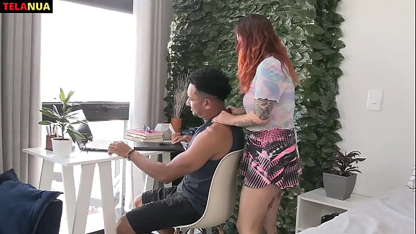 Play MP4 - TEEN S&Oacute; QUERIA UMA DESCULPA PARA CHAMAR O VIZINHO E FOI LOGO CAINDO DE BOCA NA PIROCA