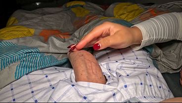 Madrasta de peitos grandes ajuda o enteado a gozar