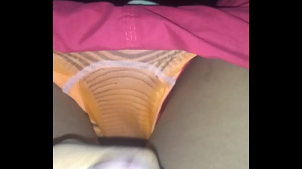 Garoto na punheta  foda enquanto ver memes 