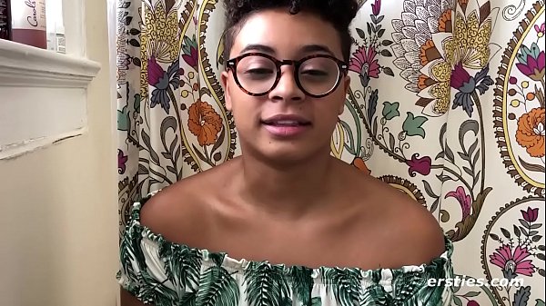 Play MP4 - sweet black amateur loves to play for camera