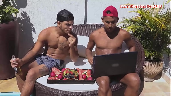 Novinhos safados socando pica no fort&atilde;o 