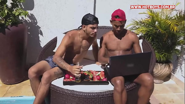 Play MP4 - Amigos novinhos fodendo o maromba da academia na piscina