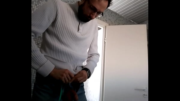 Play MP4 - In public toilet