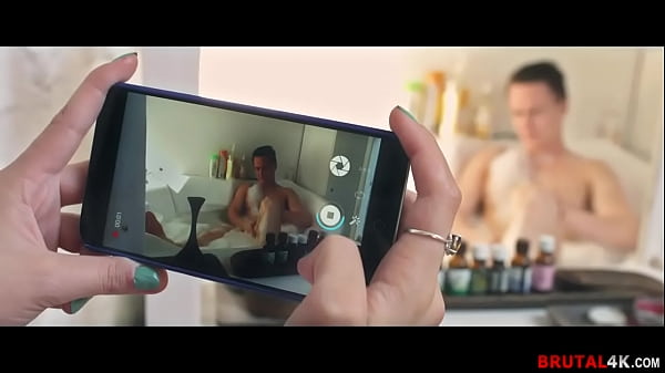 Sofi sneaks upon her_boyfriend as he_s takinga bath_and tries makingsome pics FULL_SCENE onwww com