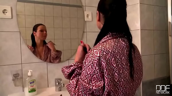 Nonton Showing Off Her Gifts! thumbnail