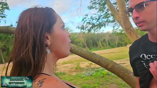 Mama Studio Sexo no parque, com direito a cal&ccedil;a rasgada 