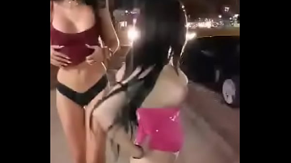 Play MP4 - Dos putas se desnudan en publico