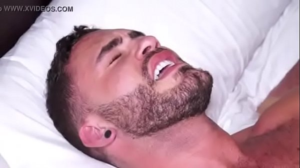 Macho dando para o tatuado roludo 