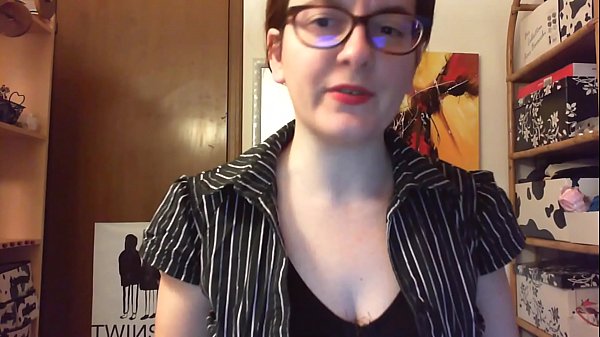 Completamente in potere della tua capa al lavoro non puoi fare a meno di ascoltarla mentre ti deride