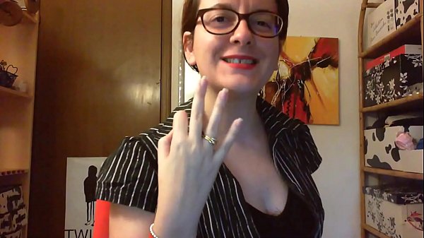 Play MP4 - Umiliato e ricattato dalla tua datrice di lavoro che non vede l'ora di farti sentire un piccolo verme senza speranza