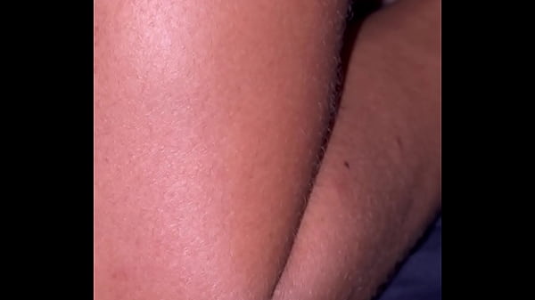 Hotwife belinha em sequ&ecirc;ncia de exibiu pro motoboy se exibiu na rua encontrou com f&atilde; e ficou com o cuzinho cheio de leite 