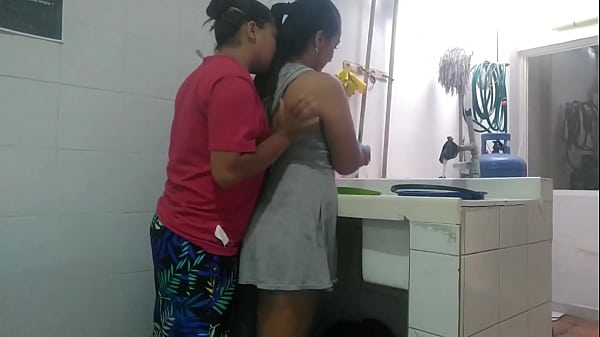 Play MP4 - hoy mi amor amaneci&oacute; muy cachonda mientras estoy lavando la ropa me llega por detr&aacute;s y me agarra el culo no aguanto las ganas y follamos en el lavadero